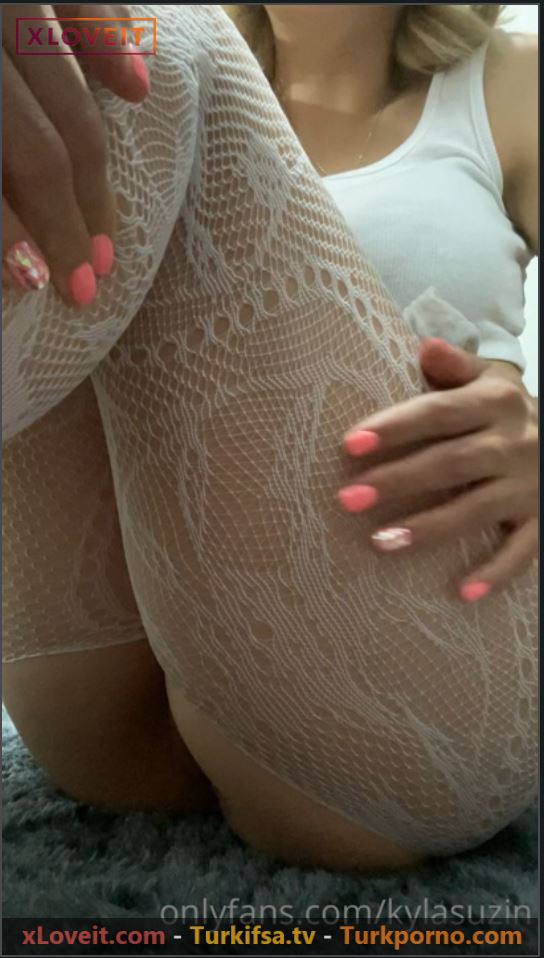 Kyla Suzin ifşa Beyaz dantelli çoraplarıyla vücudunu okşadı